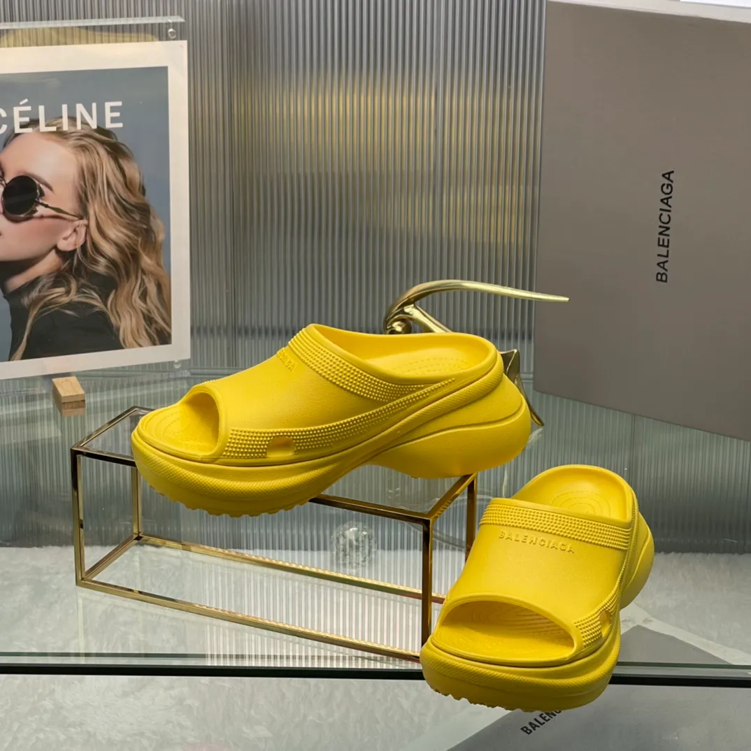 👟👟Ex-factory price 380👟👟 35-41 ‍🔥 ‍🔥 ‍🔥Balenciaga’s latest hole-in-the-wall slippers are now available! 🎉🎉🎉A sandal that is popular on Instagram, 🎊🎊🎊 and all major platforms of Xiaohongshu! Made of high-tech materials and molded in one piece, it is lightweight, wear-resistant, and waterproof! ✨✨✨ The heel height is 6CM. The colors are being added one after another to meet your various color combinations and different needs. A very cost-effective product!